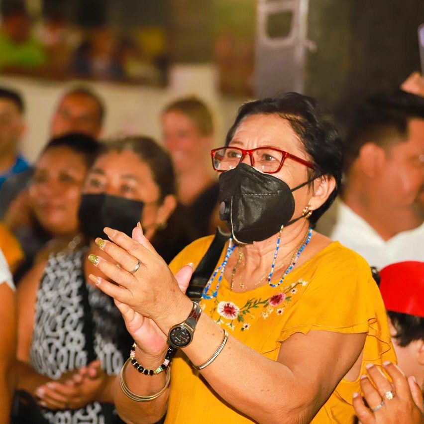 Atenea Gómez entrega kits a las abuelitas y abuelitos que participarán en  los Juegos Estatales Deportivos y Culturales - Cancun Time