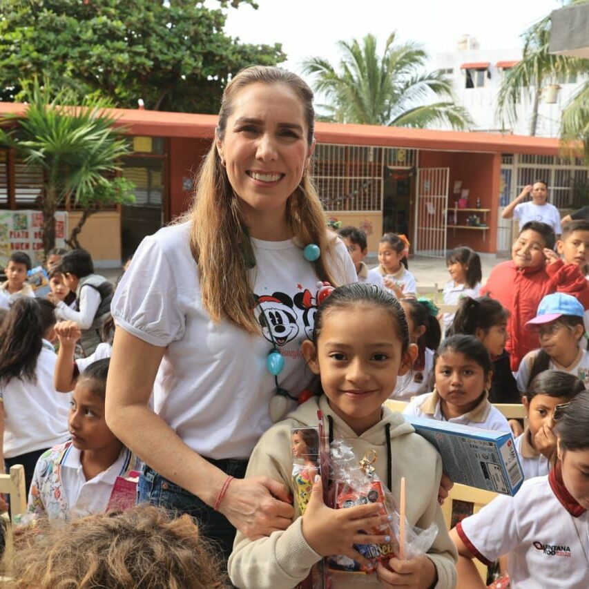 Atenea Gómez entrega kits a las abuelitas y abuelitos que participarán en  los Juegos Estatales Deportivos y Culturales - Cancun Time